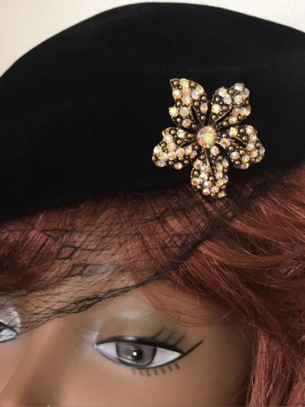 1950s Black Velvet Beret with Gold Crystal Floral Brooch - Picture 3 of 8
